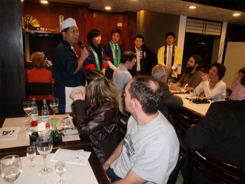 Chef Carlos Watanabe em degustação de saquê