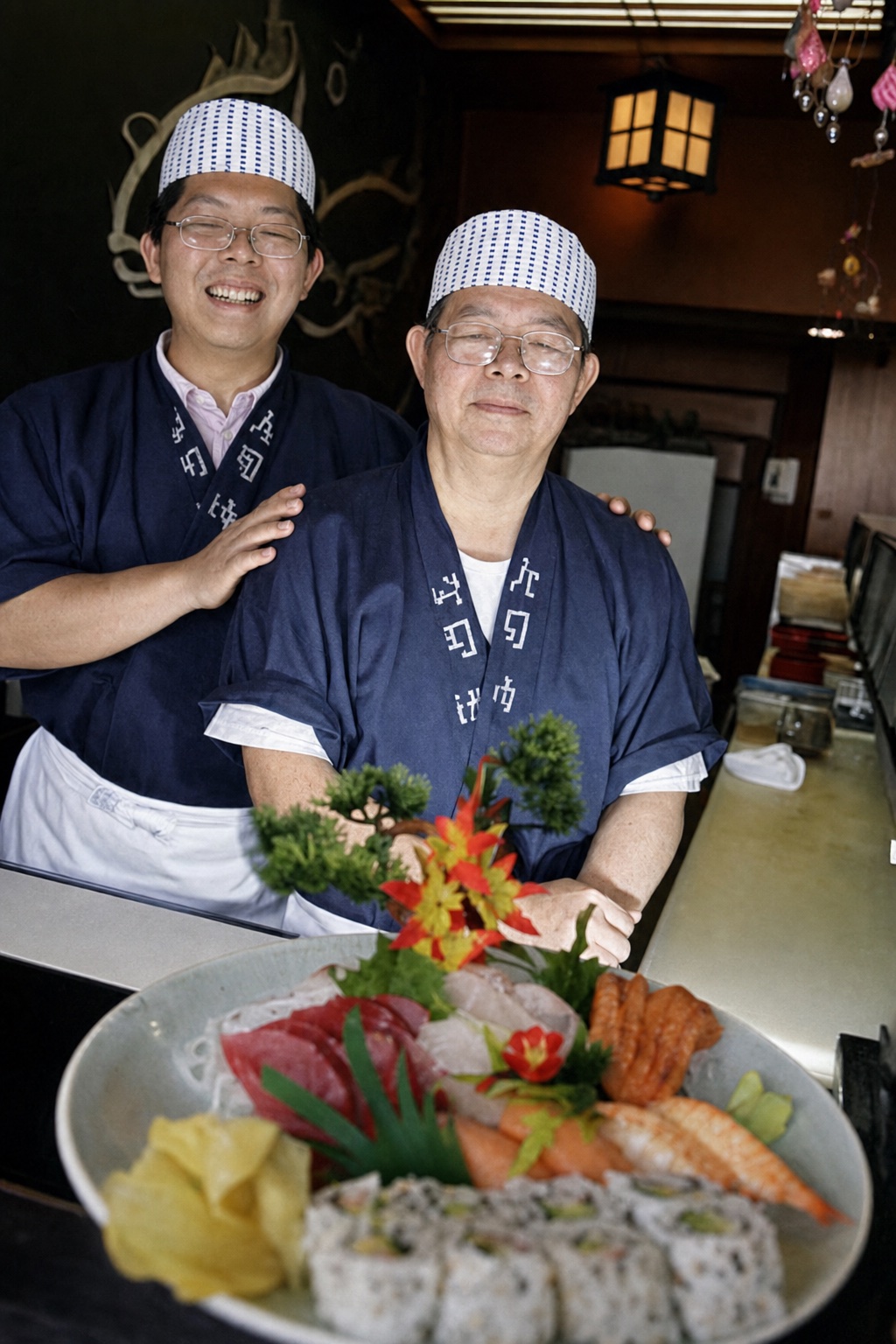Carlos e Kiyomi Watanabe no balcão do Sushi Kiyo
